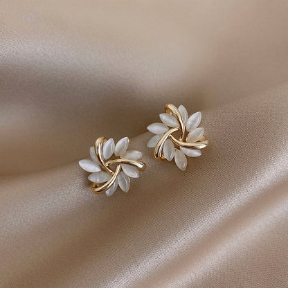 Boucles d'oreilles en cercle avec des pétales en opale dorée
