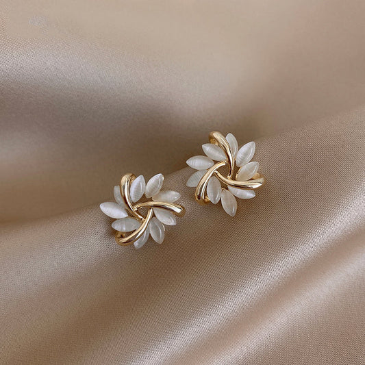 Boucles d'oreilles en cercle avec des pétales en opale dorée