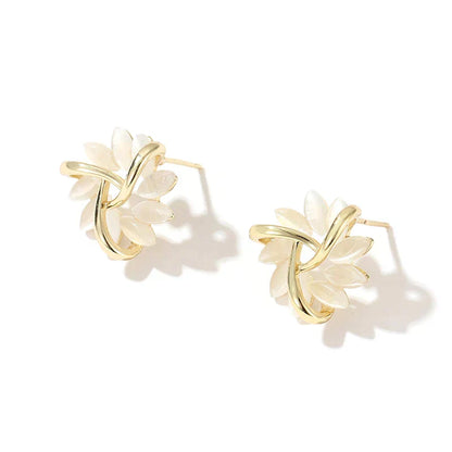 Boucles d'oreilles en cercle avec des pétales en opale dorée