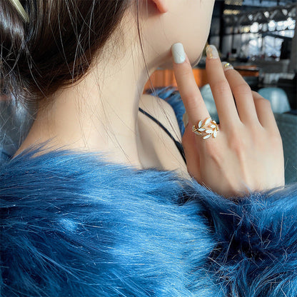 Bague en Or Ajustable avec Feuille et Opale Blanche
