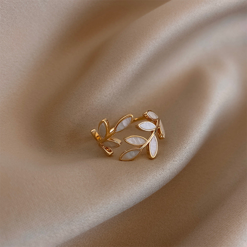 Bague en Or Ajustable avec Feuille et Opale Blanche