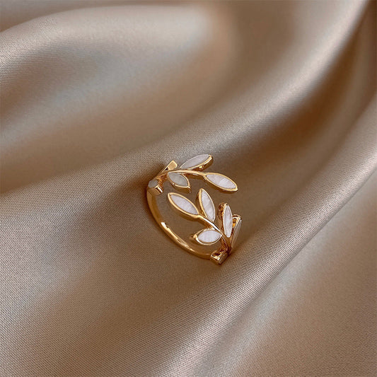 Bague en Or Ajustable avec Feuille et Opale Blanche