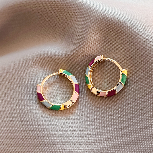 Boucles d'oreilles élégantes avec émail doré