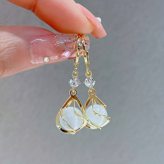 Boucles d'oreilles pendantes vintage en or avec opale blanche