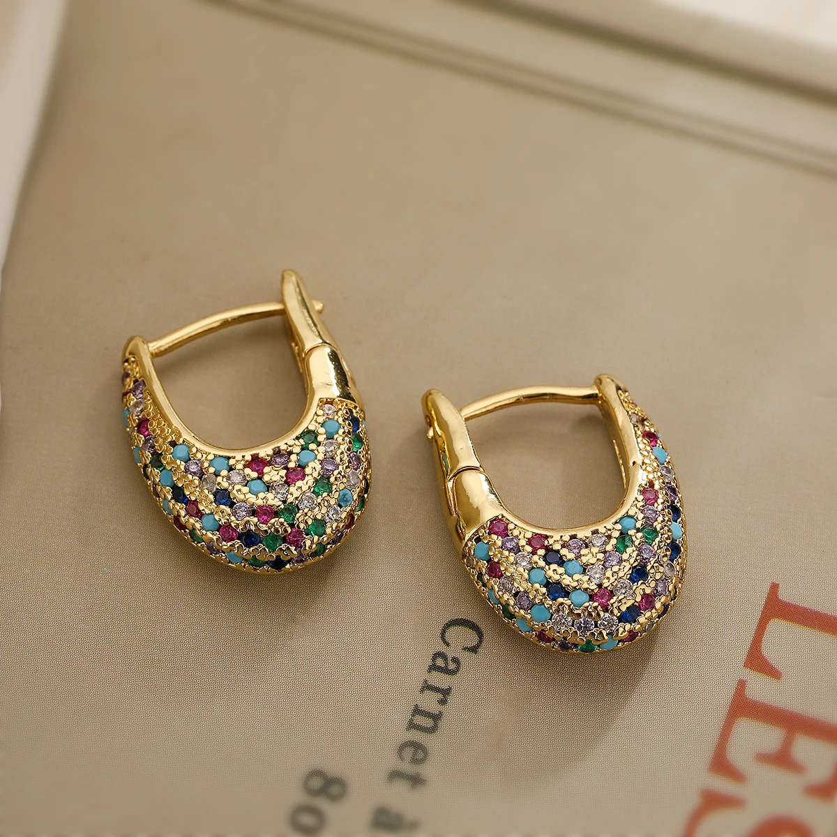 Boucles d'oreilles élégantes avec cristaux colorés
