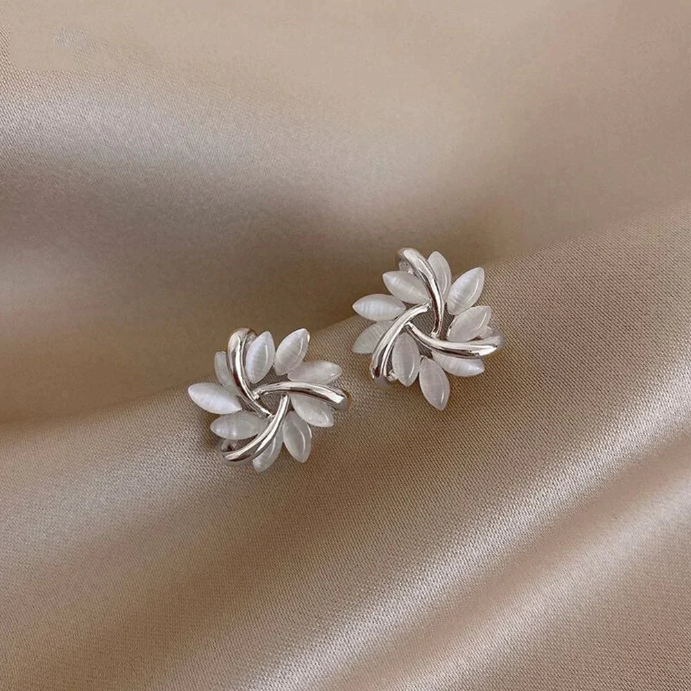 Boucles d'oreilles en cercle avec des pétales en opale dorée