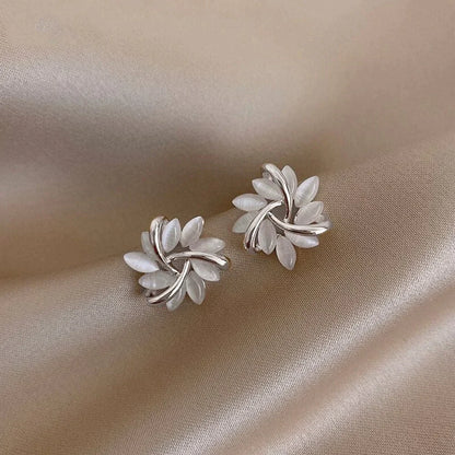 Boucles d'oreilles en cercle avec des pétales en opale dorée