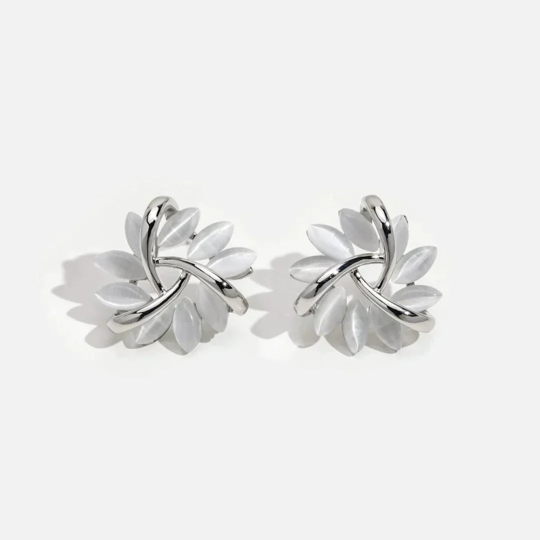 Boucles d'oreilles en cercle avec des pétales en opale dorée
